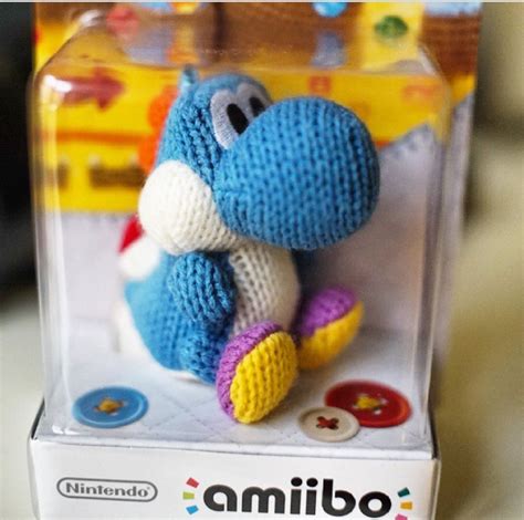 Blue Yarn Yoshi in his Amiibo Box : amiibo