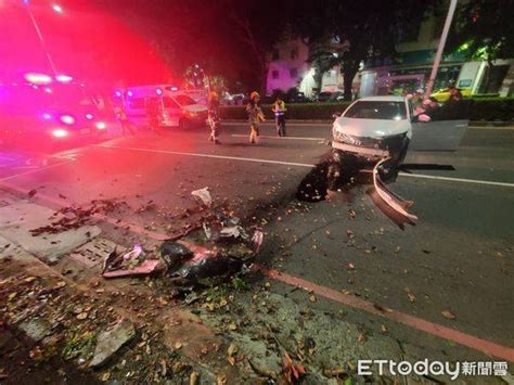 高雄白車深夜撞路樹！2輪懸空彈回路面零件噴滿地 驚悚影片曝 Ettoday新聞雲 Line Today