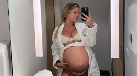 Too Hot To Handle Emely Teilt Schwangerschaftseinblicke