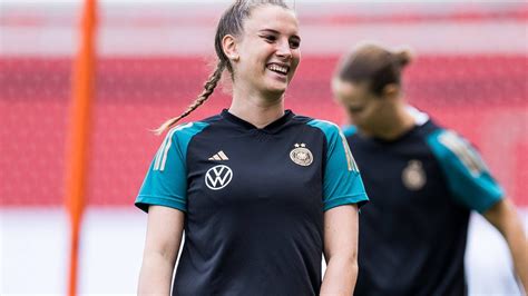 DFB Frauen Ena Mahmutovic ist WM Wackelkandidatin Trainer äußert sich