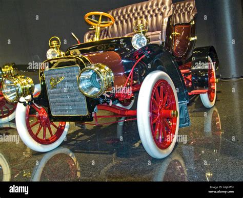 Cadillac Vintage 1900's car with red spoke wheels and white tyres Stock Photo - Alamy