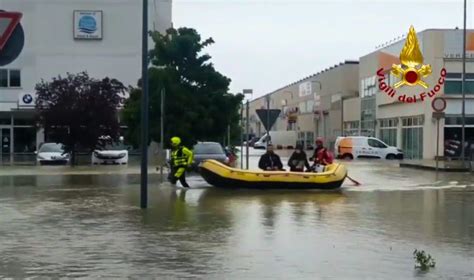 Alluvione Emilia Romagna Ancora Emergenza Esondazioni Anche In Piemonte