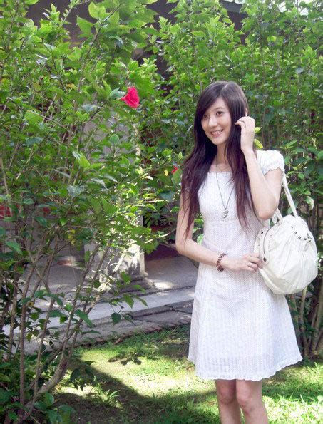 Loạt ảnh của hot girl gây sốt với clip chơi 3 nhạc cụ cùng lúc