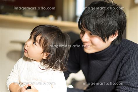 子供と見守る父の写真素材 [161515324] イメージマート