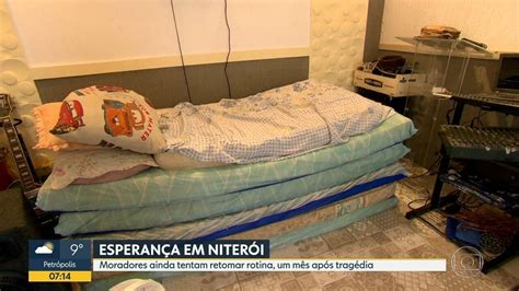 Moradores tentam retomar rotina um mês depois de deslizamento Bom Dia