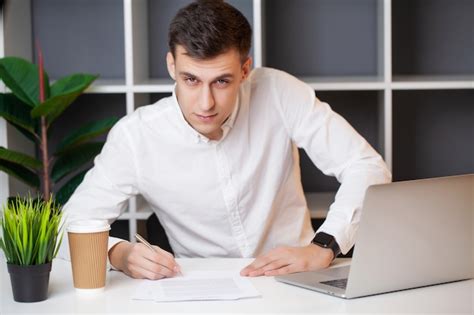 Hombre Trabajando En La Computadora En La Oficina Y Llenando Documentos