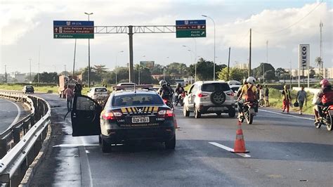 Homem Morre Atropelado Por Caminh O Perto De Viaduto Na Br Em Jo O