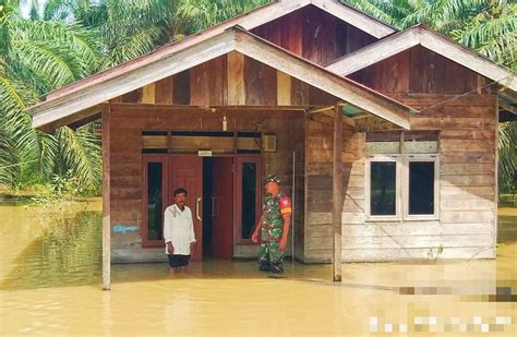 Rumah Dan Fasilitas Umum Direndam Banjir Di Rokan Hulu Riau