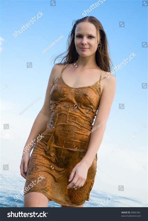 Photo De Stock Beautiful Girl Wet Dress Goes On Shutterstock