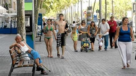 Barcelona prohibirá ir desnudo o en bañador por la calle a partir del