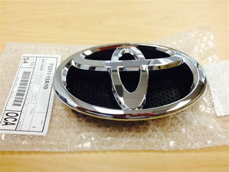 FRONT GRILLE EMBLEM TOYOTA YARIS HATCHBACK 2012 2013 NEW GENUINE OEM