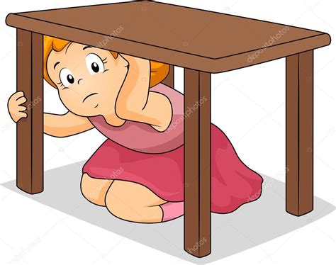 Chica Escondida Debajo De Mesa — Foto De Stock © Lenmdp 17179473