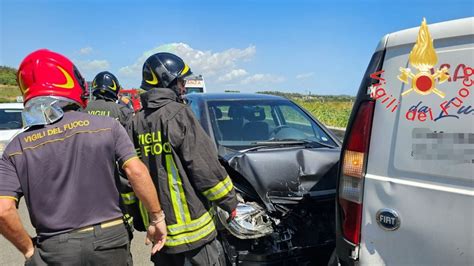 Incidente Sulla Ss Tre Auto Coinvolte E Due Feriti