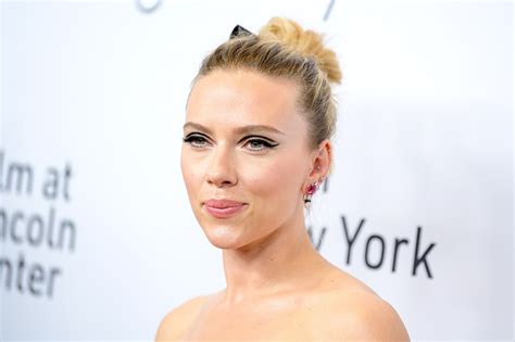 Scarlett Johansson Luce Maquillaje Twiggy En El Festival De Cine