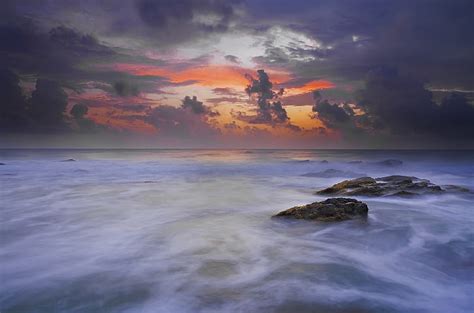 El cielo nubes piedras amanecer orilla mar mañana surf