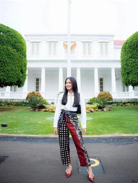 Ide Outfit Kemeja Untuk Kerja Yang Stylish Dari Maudy Ayunda Hingga