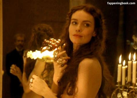 Saffron Burrows Nude Onlyfans Leaks Fappening Fappeningbook