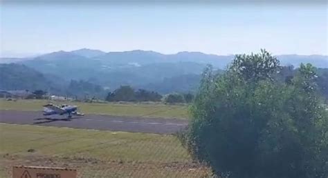 VÍDEO avião monomotor balança e bate asa na pista ao tentar pousar