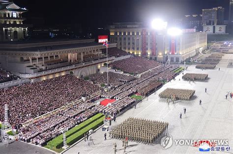 北朝鮮で建国75年記念の軍事パレード 金正恩氏は娘と出席 聯合ニュース