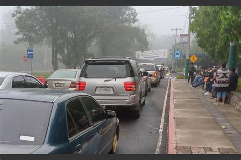 Largas Colas En Puesto De Vacunaci N De La Usac