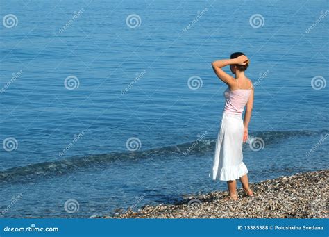 La Femme Regarde La Mer Photo Stock Image Du Femelle