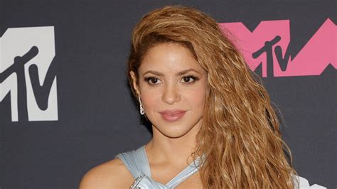 Shakira anuncia el lanzamiento de su próximo disco con dardo a Piqué