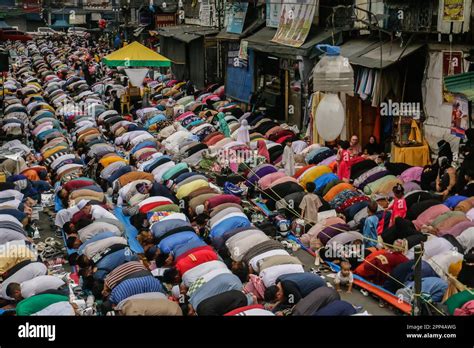 Manila Philippines 22nd Apr 2023 Filipino Muslims Pray In The