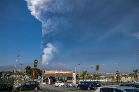 La erupción del Etna causa el cierre del aeropuerto de Catania en