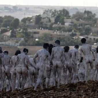 Centenares De Personas Desnudas Caminaron Cerca Del Mar Muerto