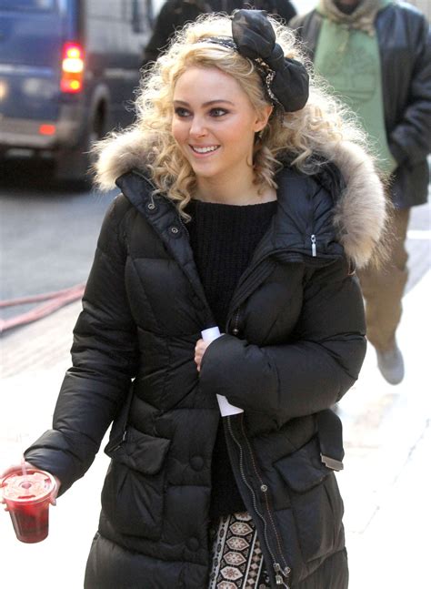 AnnaSophia Robb – The Carrie Diaries Set photos-06 – GotCeleb