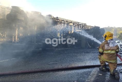 Carreta pneus tomba e pega fogo na BR 050 no Triângulo Mineiro