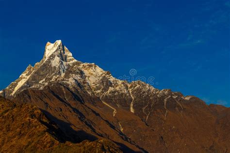 Machapuchare Oder Fischschwanz Heiliger Berg In Nepal Stockbild Bild