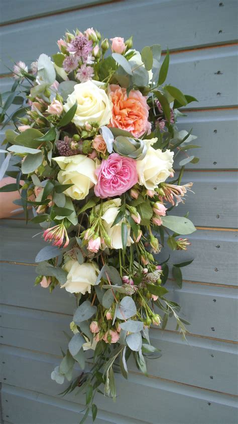 garden rose trailing bouquet | Trailing bouquet, Wedding flowers ...