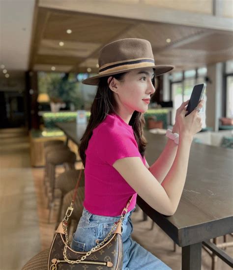 Đồng nghiệp Ngọc Trinh khoe dáng nuột với bikini nhưng miếng dán ngực