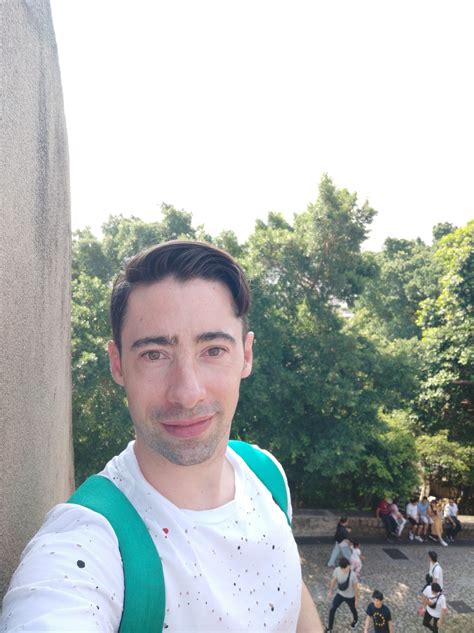 A Macao et Hong Kong je fais péter le maillot de bain Le blog LGBT d Arthus et Nico couple gay