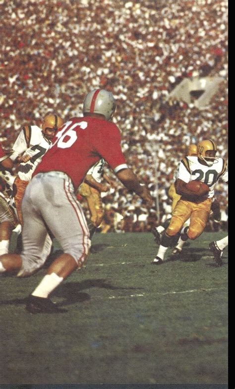 Oregon halfback Willie West runs vs. Ohio State in the 1958 Rose Bowl ...