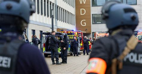 SEK Einsatz in Wuppertal Messerattacke auf Schüler