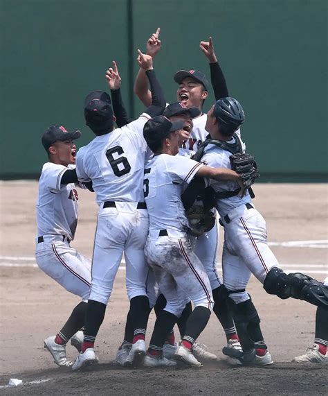 ＜第105回全国高校野球選手権広島大会決勝 広陵・広島商＞優勝を決め喜ぶ広陵ナイン（中央奥は真鍋）（撮影・岸 良祐） ― スポニチ