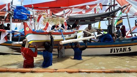 Wujud Rasa Syukur Ribuan Nelayan Tuban Gelar Petik Laut Di Pantai Boom