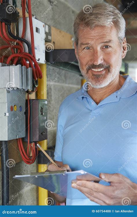 Retrato Do Eletricista Standing Next To Fuseboard Foto De Stock