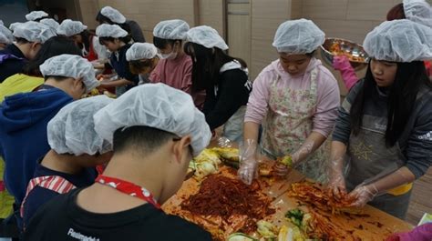 광명동초교 ‘사랑의 김장 담그기체험행사 개최