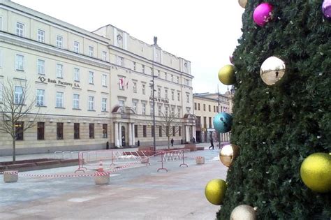 Choinka na Placu Litewskim już jest Znów zapadła się fontanna ZDJĘCIA