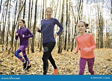 Estilo De Vida Saludable Madre E Hijo Corriendo Al Aire Libre Imagen De