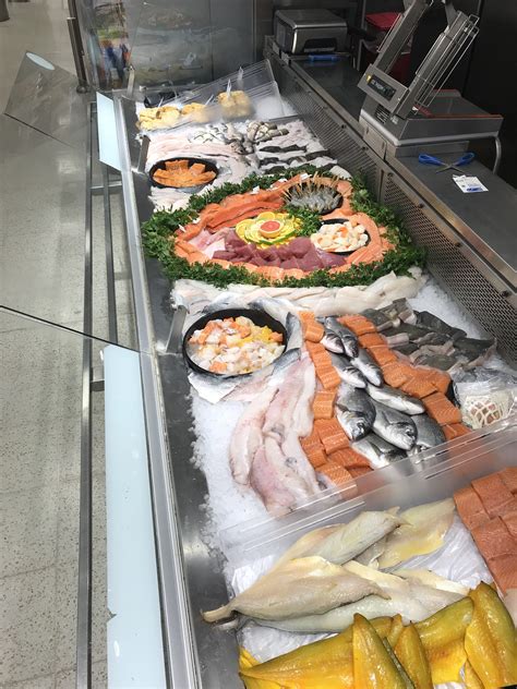 Pin By Ben Daish On Fish Counter Displays Seafood Display Case