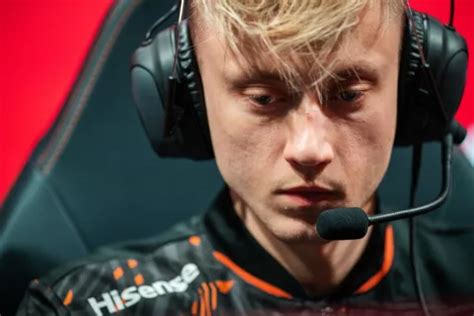 ADC Rekkles Shocks Fans With Role Swap And Departure From RiftFeed