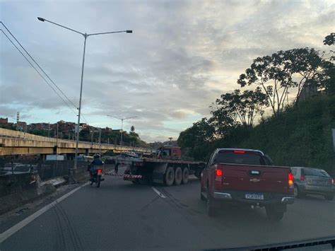 Bahia ba Carreta atravessada congestiona trânsito na BR 324