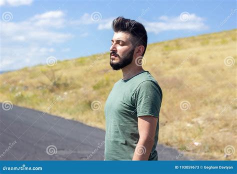 Joven Gay Solitario Bajo El Cielo Azul Imagen De Archivo Imagen De Gente Exterior 193059673