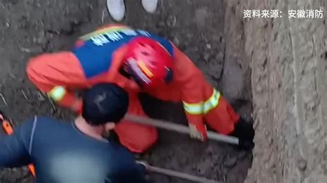 男童玩耍跌落3米枯井，消防员挖洞救出 凤凰网视频 凤凰网