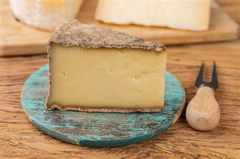 Queso Pardinho Artesanal De Brasil Sobre Tabla De Madera Con Queso