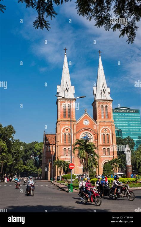 Basilique Cathedrale Notre Dame De Saigon Banque De Photographies Et D